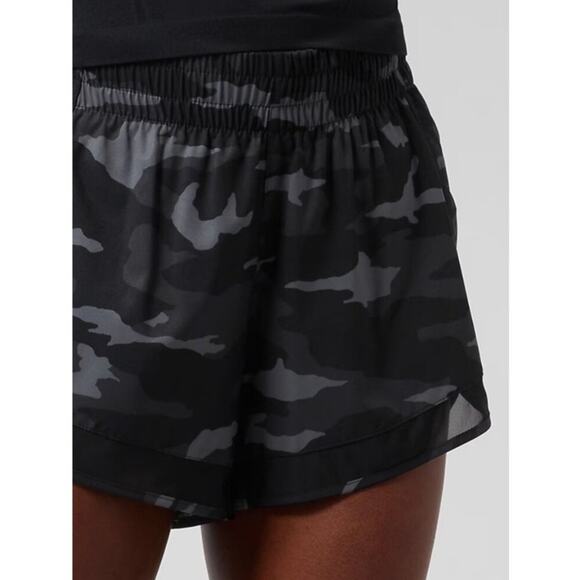 ATHLETA PRINTED MESH RACER RUN SHORT 4” black camo size large - Picture 2 of 14